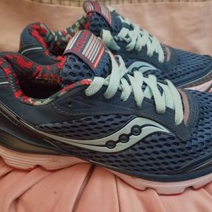 Women's Saucony shoes size 7 nice!